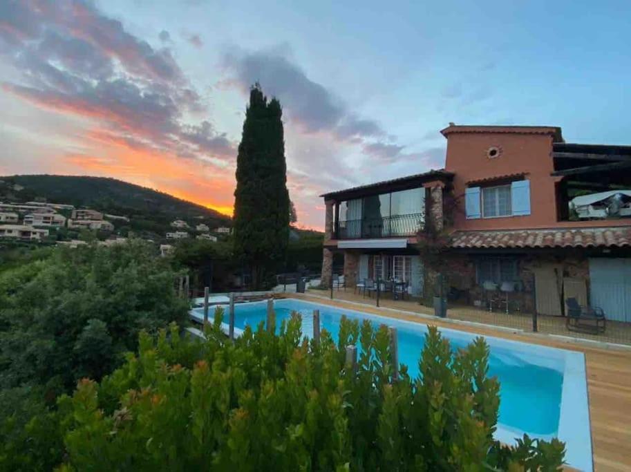 Cote D'azur: Charmante Villa, Vue Mer, Piscine,clim,calme 8/10 Personnes Villa